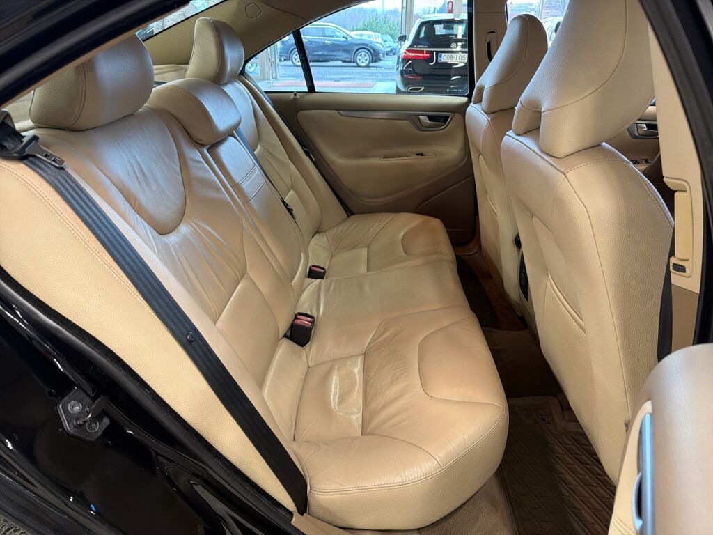 Volvo S60 2008 Musta
