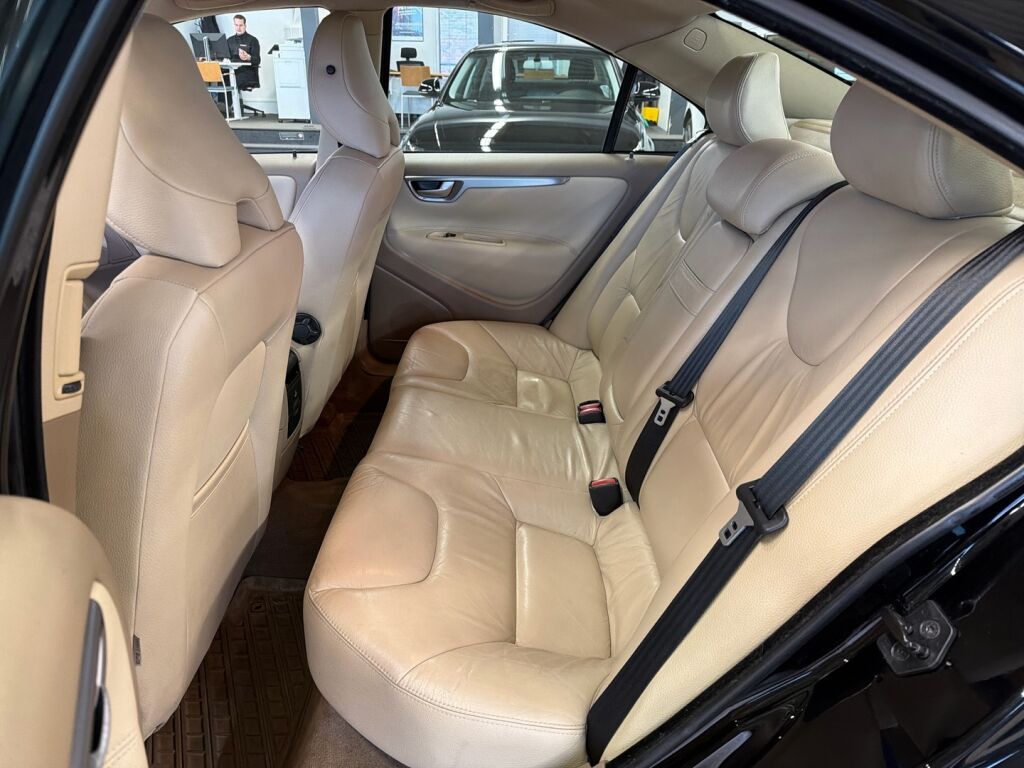 Volvo S60 2008 Musta