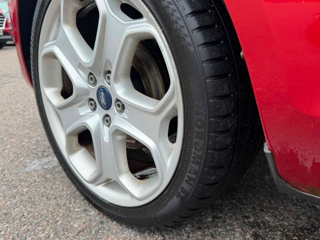 Ford Focus 2008 Punainen