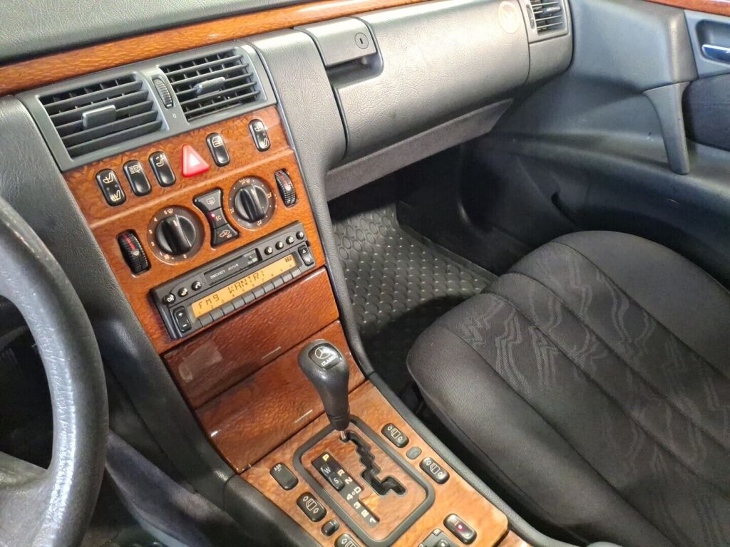 Mercedes-Benz E 1999 Vihreä