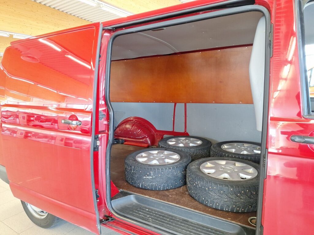 Volkswagen Transporter 2004 Punainen