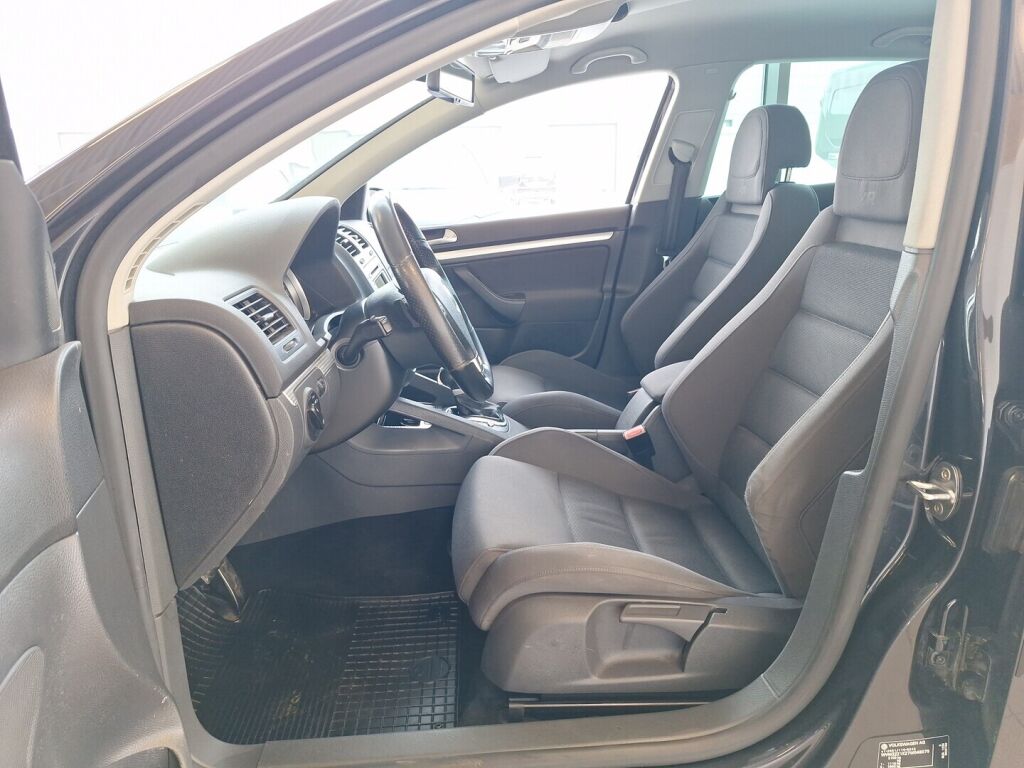 Volkswagen Golf 2006 Musta