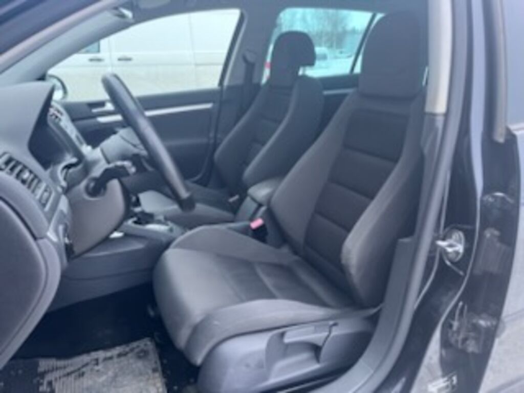 Volkswagen Golf 2006 Musta