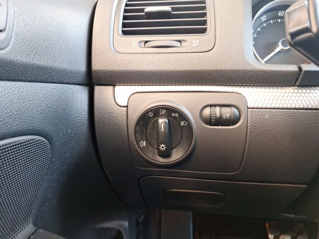 Volkswagen Golf 2006 Musta