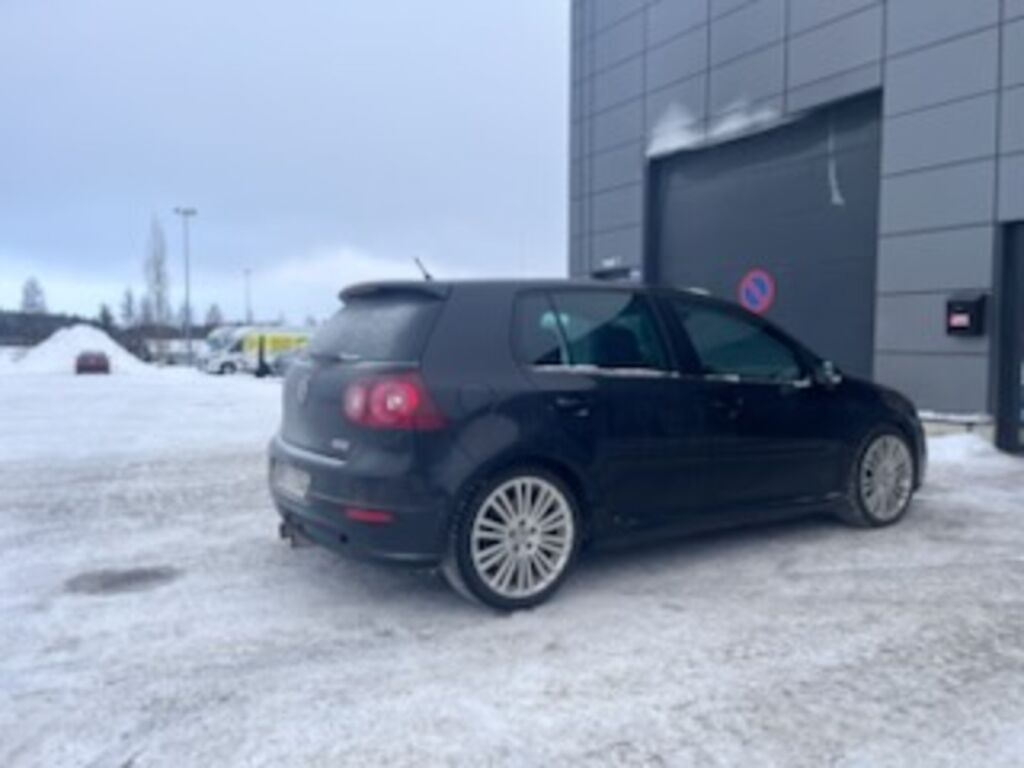 Volkswagen Golf 2006 Musta