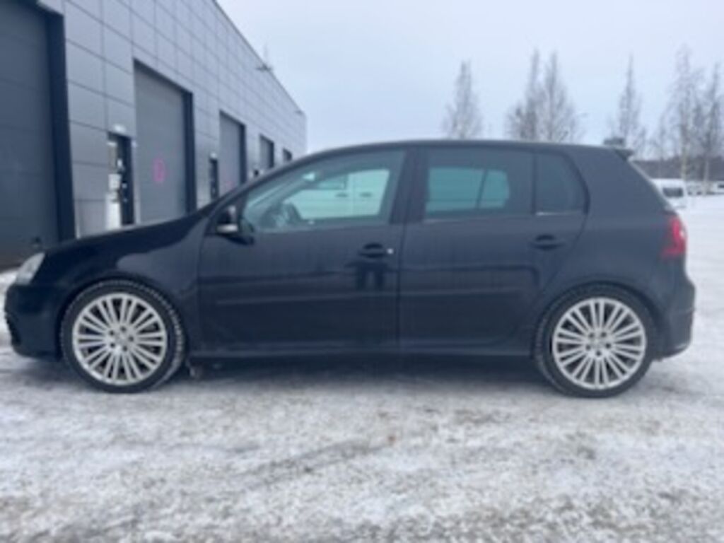 Volkswagen Golf 2006 Musta