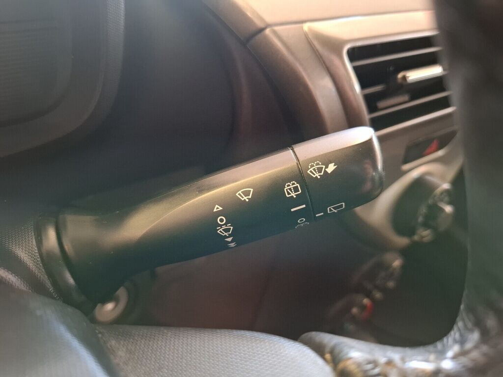 Toyota iQ 2009 Musta