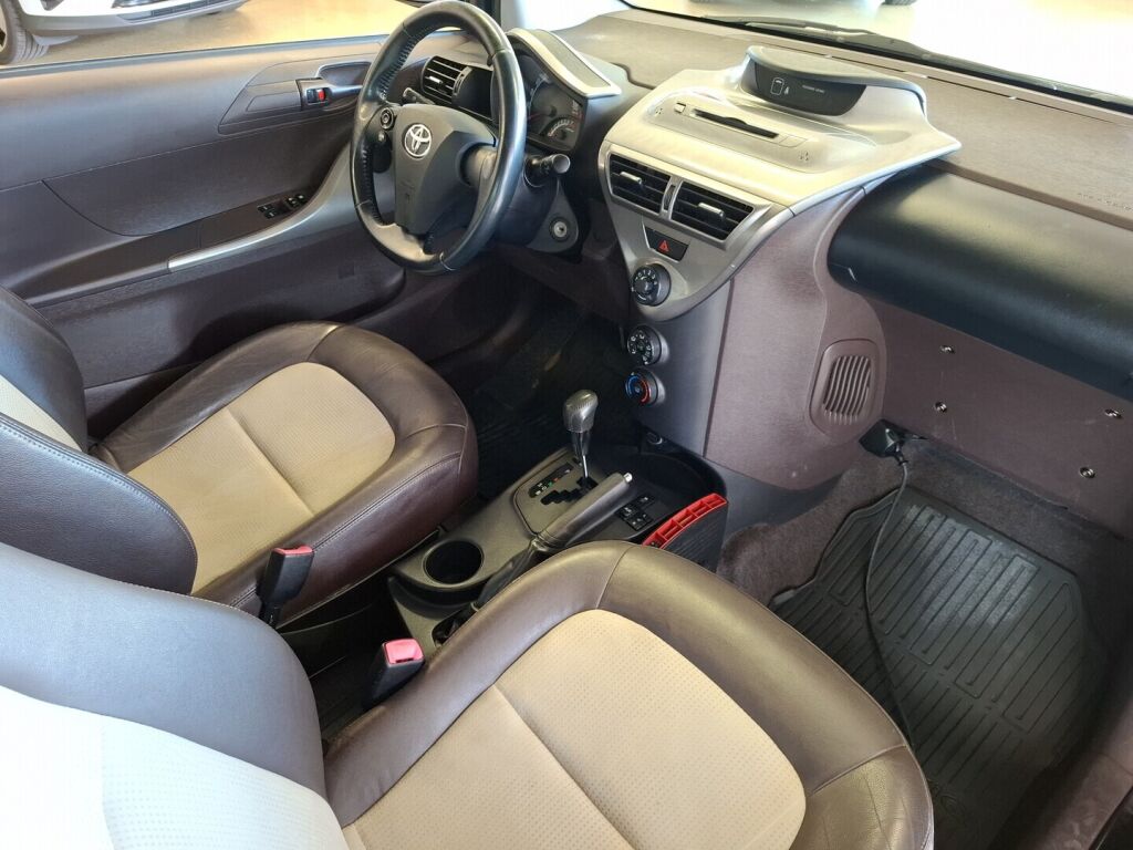 Toyota iQ 2009 Musta