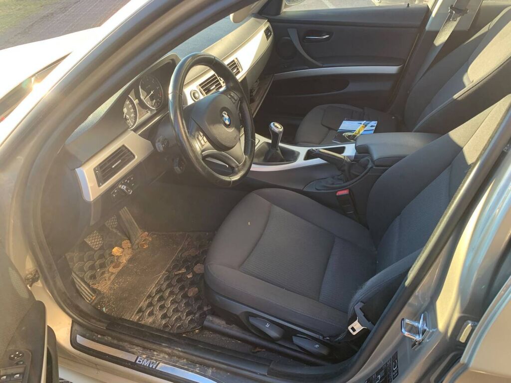 BMW 318 2009 Ruskea (beige)