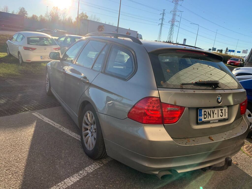 BMW 318 2009 Ruskea (beige)