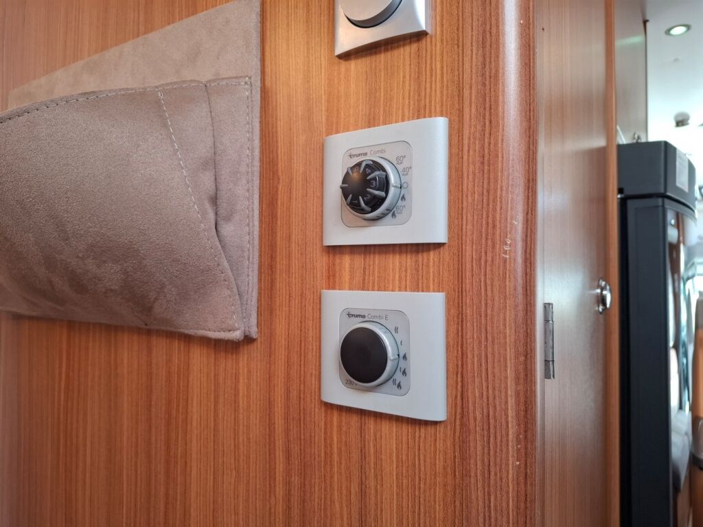 Adria Matrix Plus 680 SP 2011 Harmaa