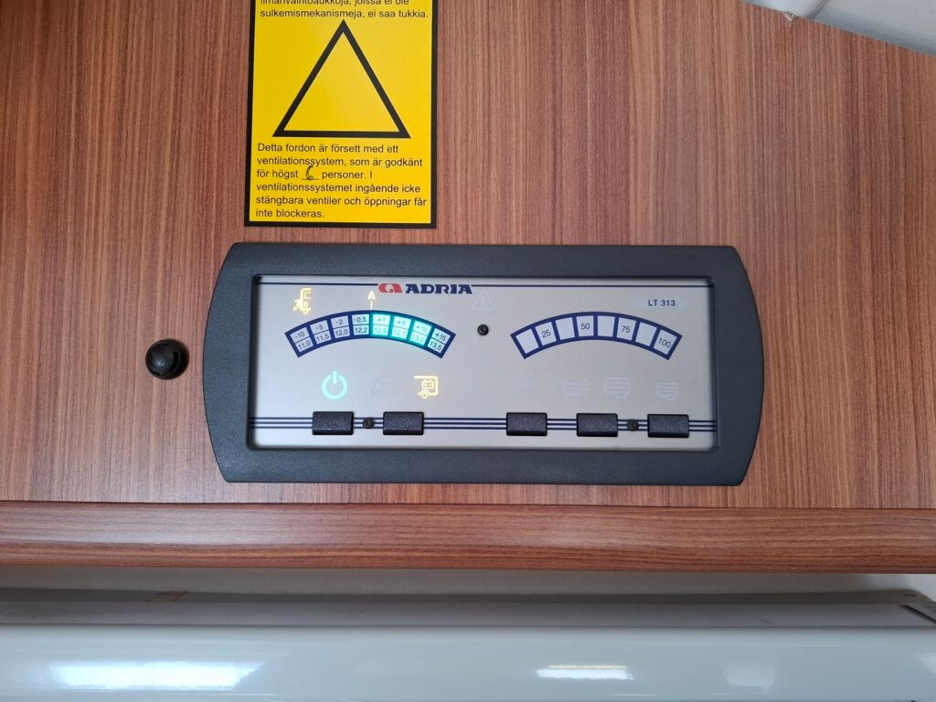 Adria Matrix Plus 680 SP 2011 Harmaa