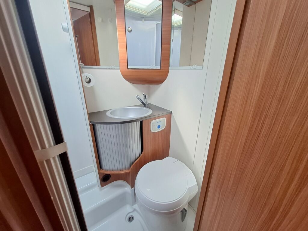 Adria Matrix Plus 680 SP 2011 Harmaa