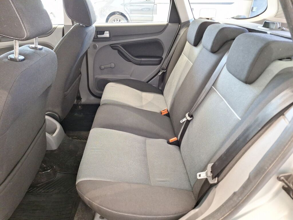 Ford Focus 2010 Harmaa