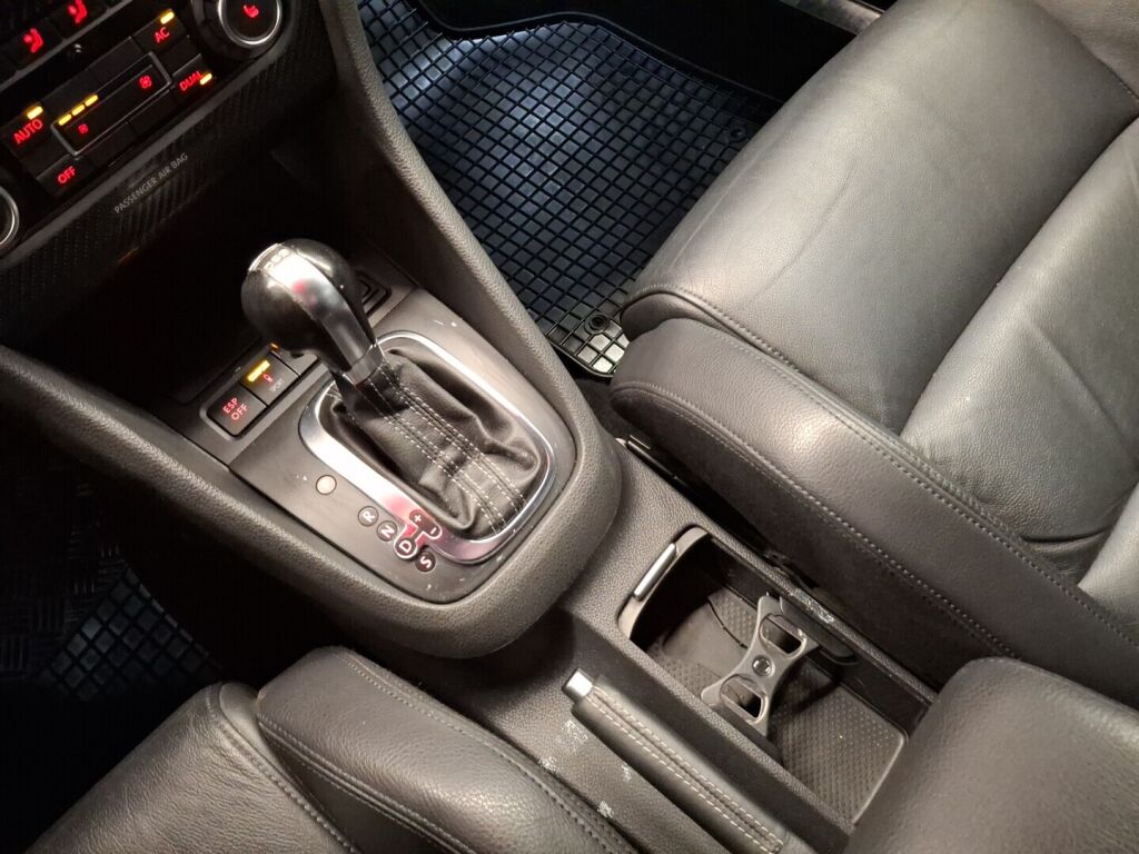 Volkswagen Golf 2010 Musta