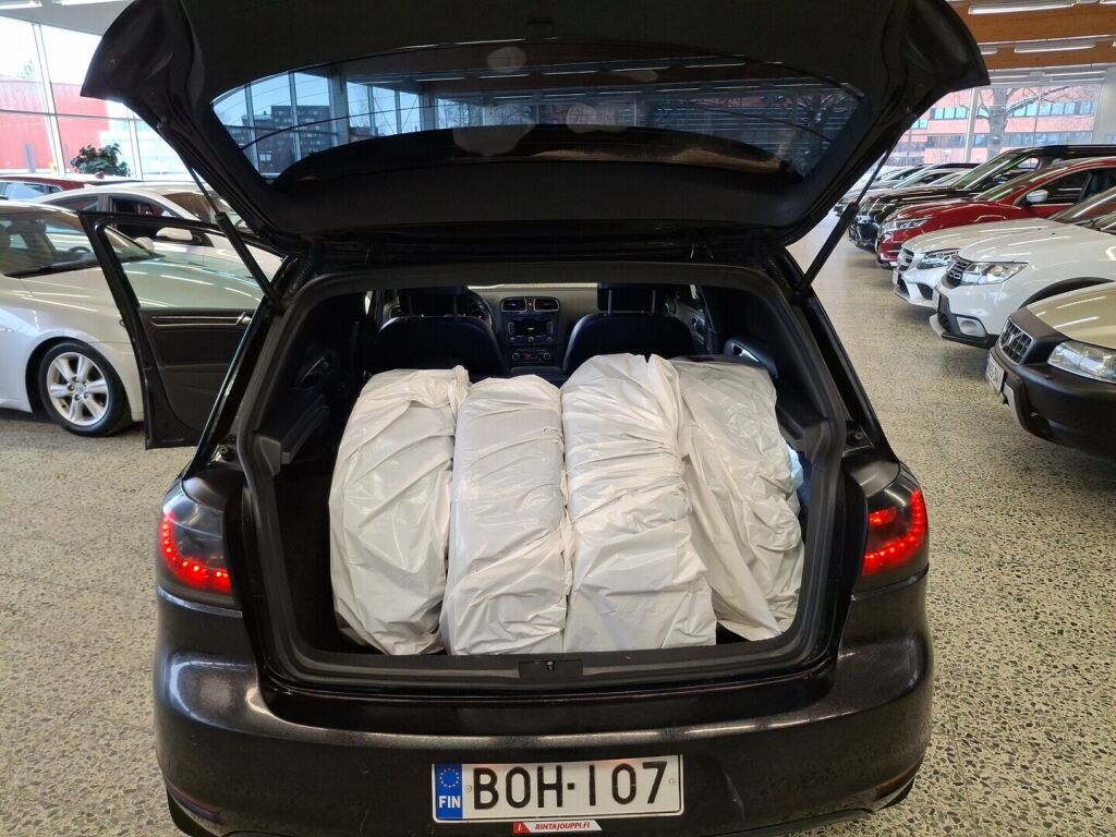 Volkswagen Golf 2010 Musta