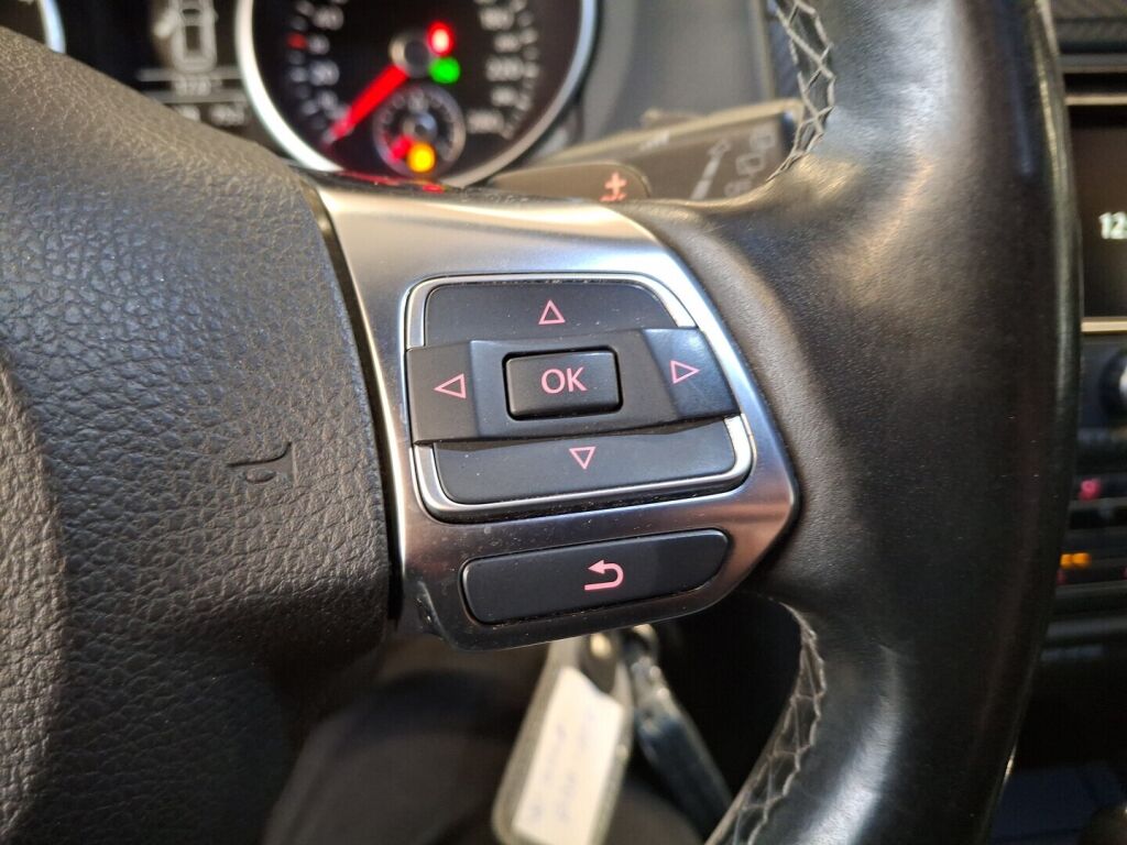 Volkswagen Golf 2010 Musta