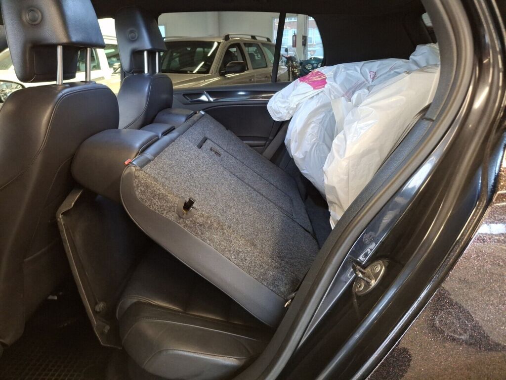 Volkswagen Golf 2010 Musta