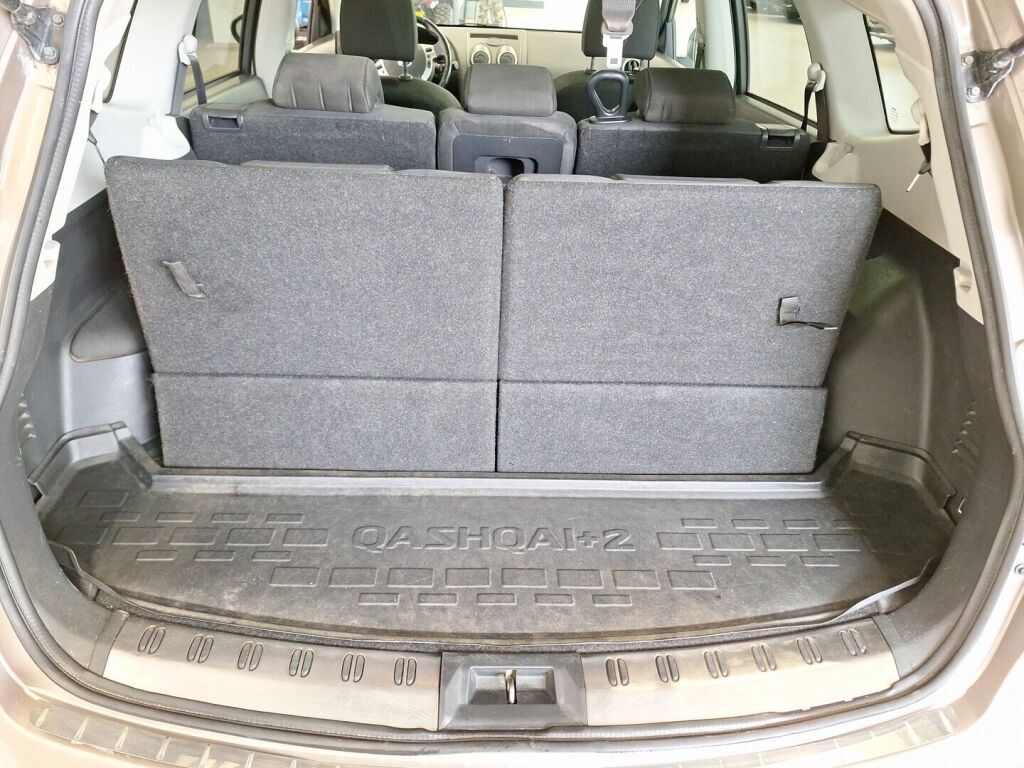 Nissan Qashqai+2 2010 Ruskea (beige)