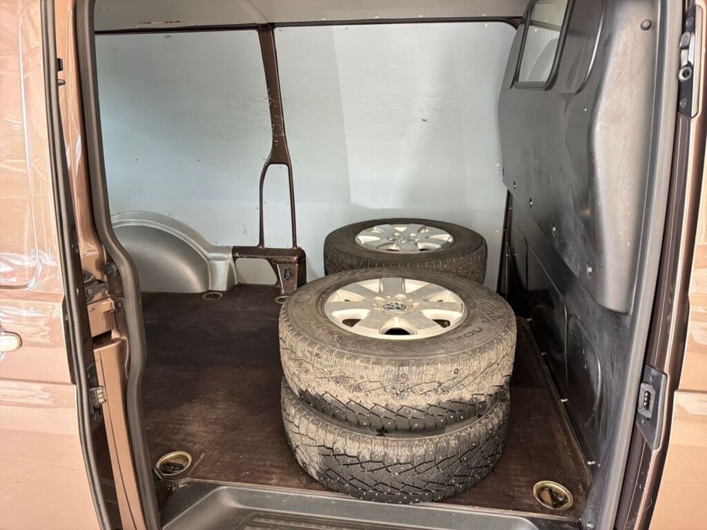 Volkswagen Transporter 2010 Ruskea (beige)