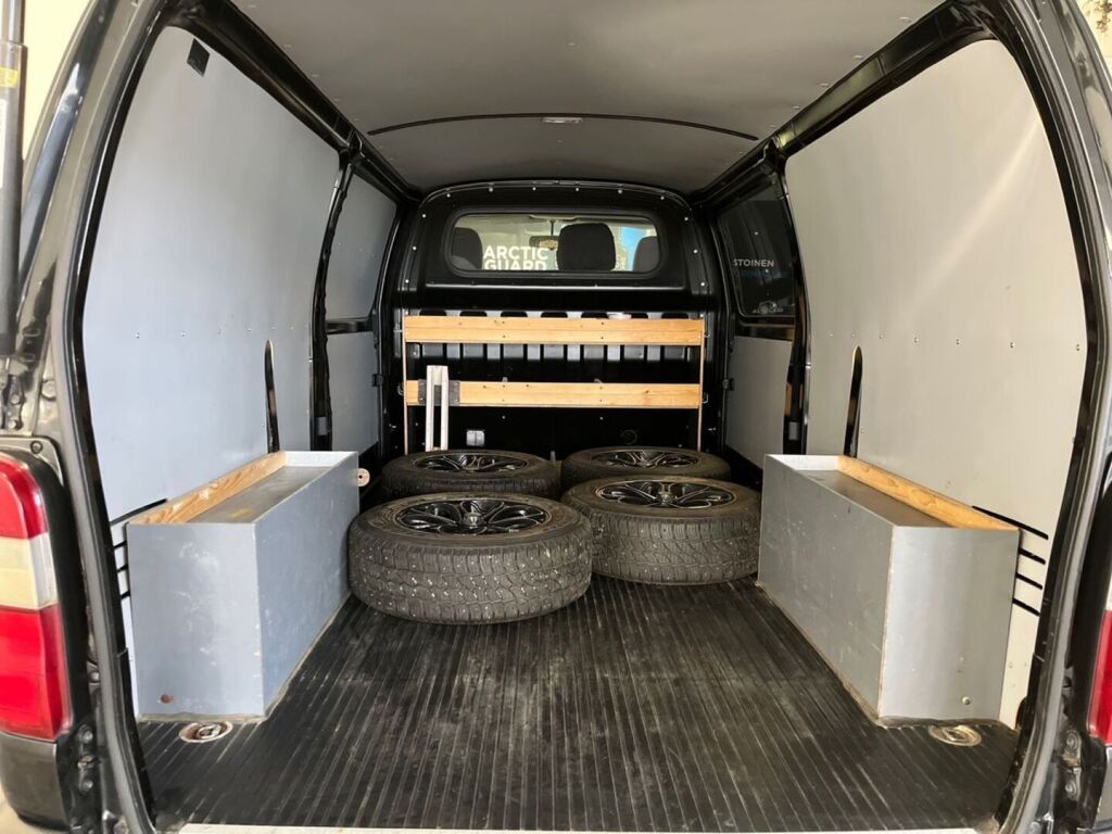 Toyota Hiace 2010 Musta