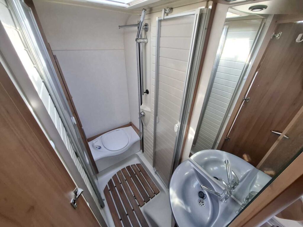 Bürstner Nexxo T 660 2008 Valkoinen