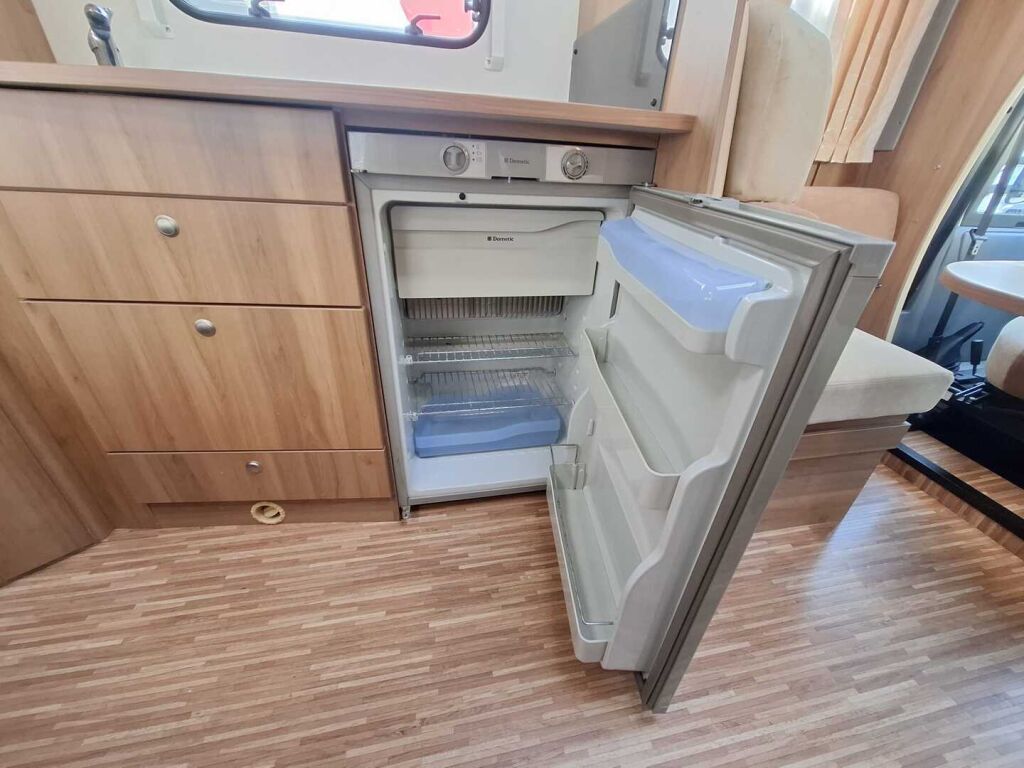 Bürstner Nexxo T 660 2008 Valkoinen