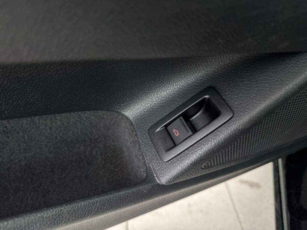 Volkswagen Scirocco 2011 Musta