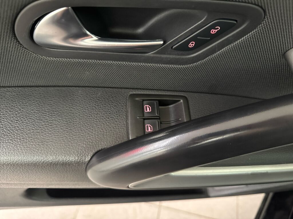 Volkswagen Scirocco 2011 Musta