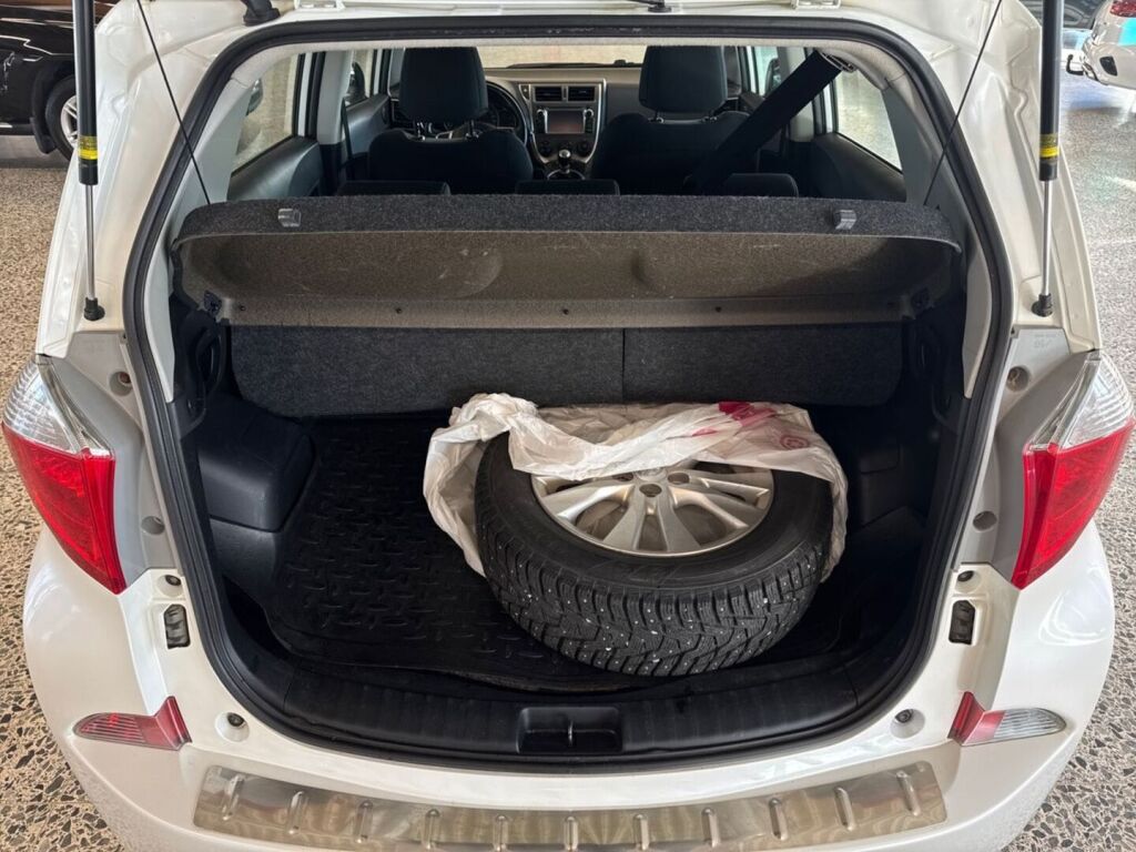 Toyota Verso-S 2011 Valkoinen