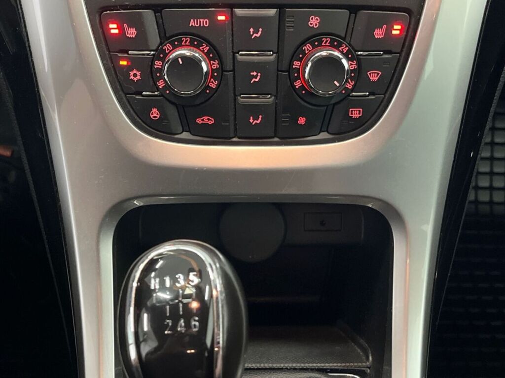 Opel Astra 2011 Vihreä