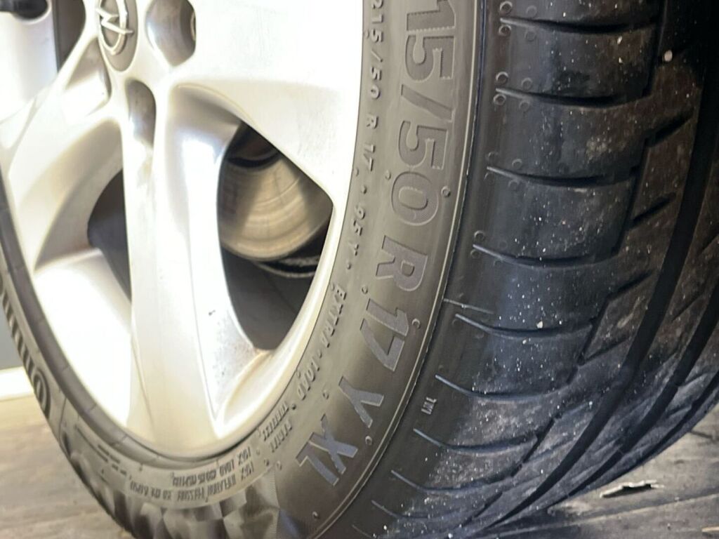Opel Astra 2011 Vihreä