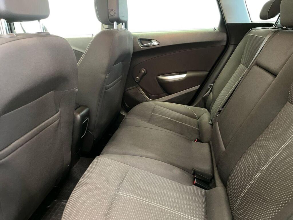 Opel Astra 2011 Vihreä