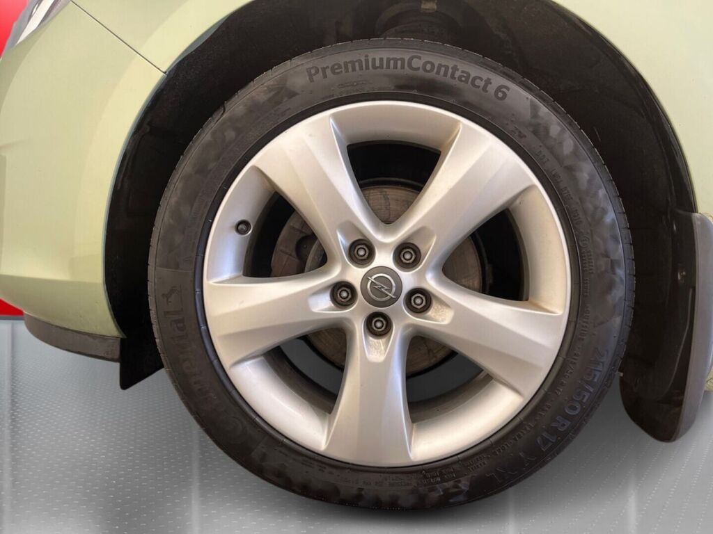 Opel Astra 2011 Vihreä