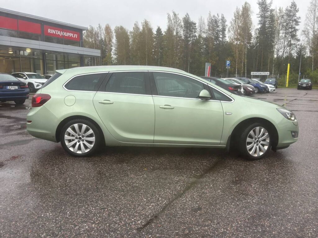 Opel Astra 2011 Vihreä