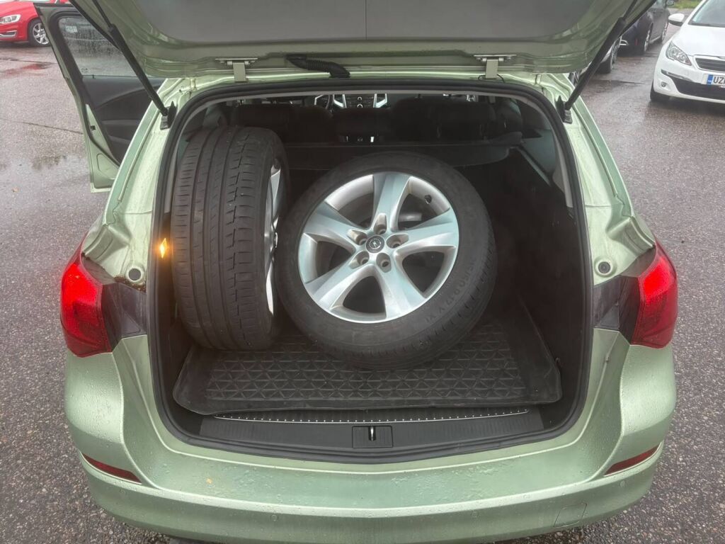 Opel Astra 2011 Vihreä
