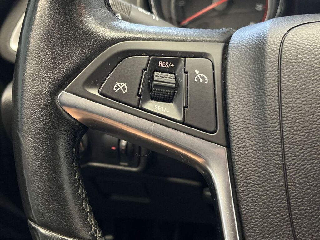 Opel Astra 2011 Vihreä