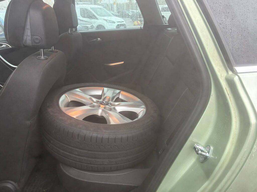 Opel Astra 2011 Vihreä