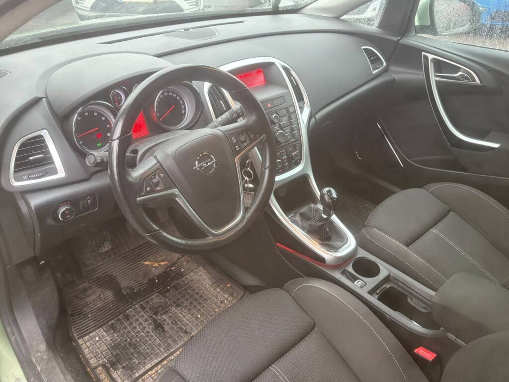 Opel Astra 2011 Vihreä