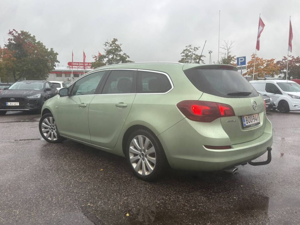 Opel Astra 2011 Vihreä
