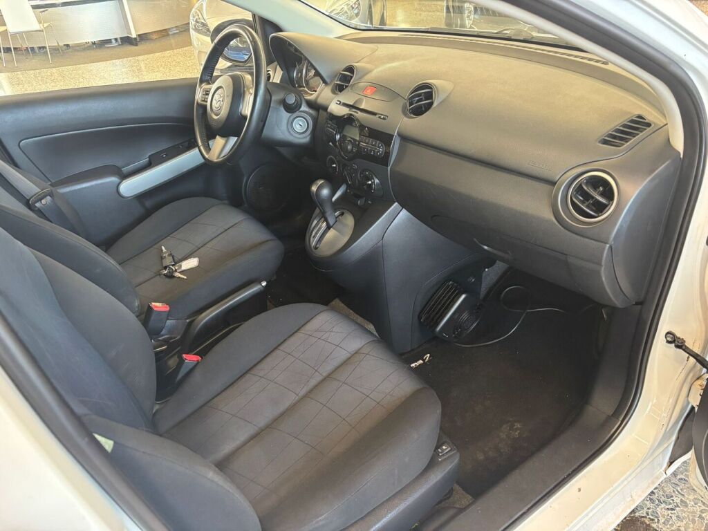 Mazda Mazda2 2011 Valkoinen