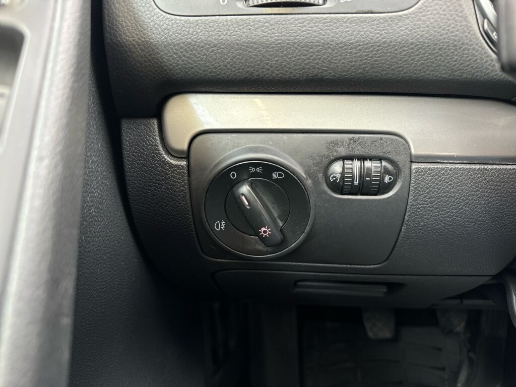 Volkswagen Golf 2011 Punainen