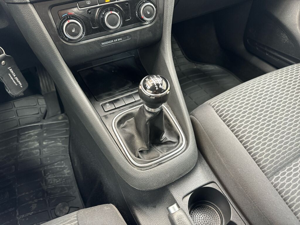 Volkswagen Golf 2011 Punainen