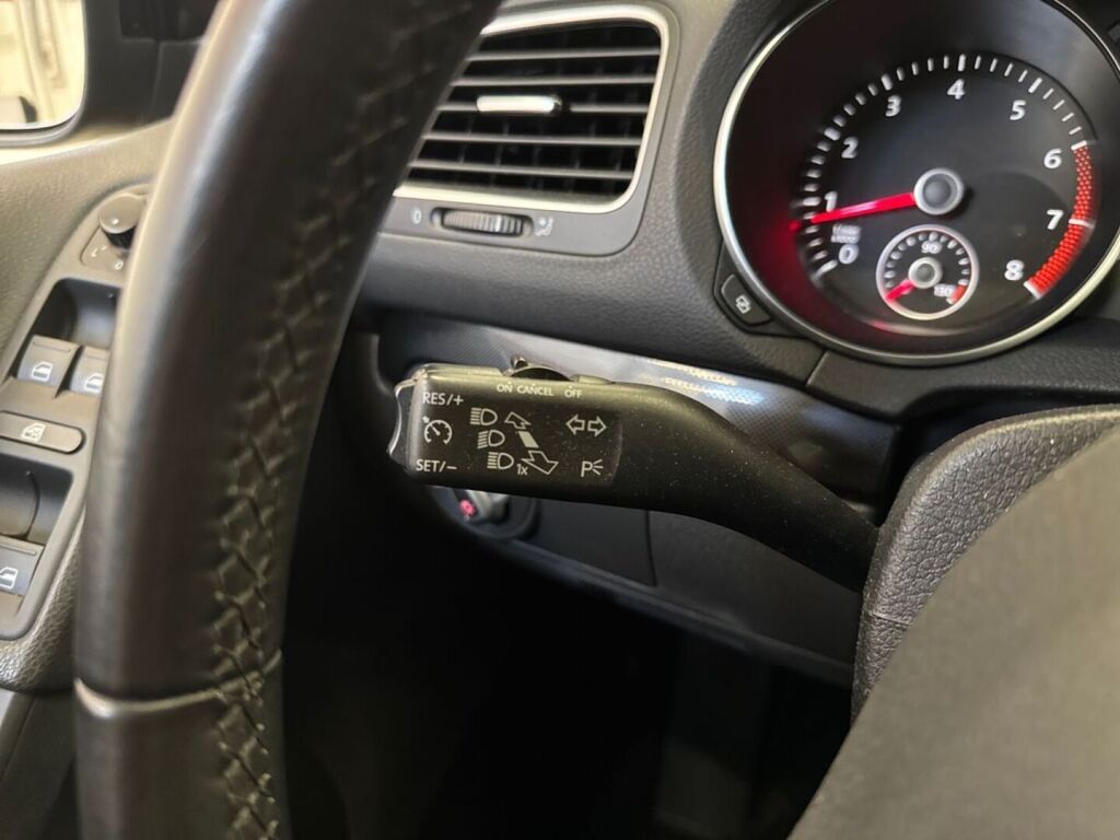 Volkswagen Golf 2011 Musta