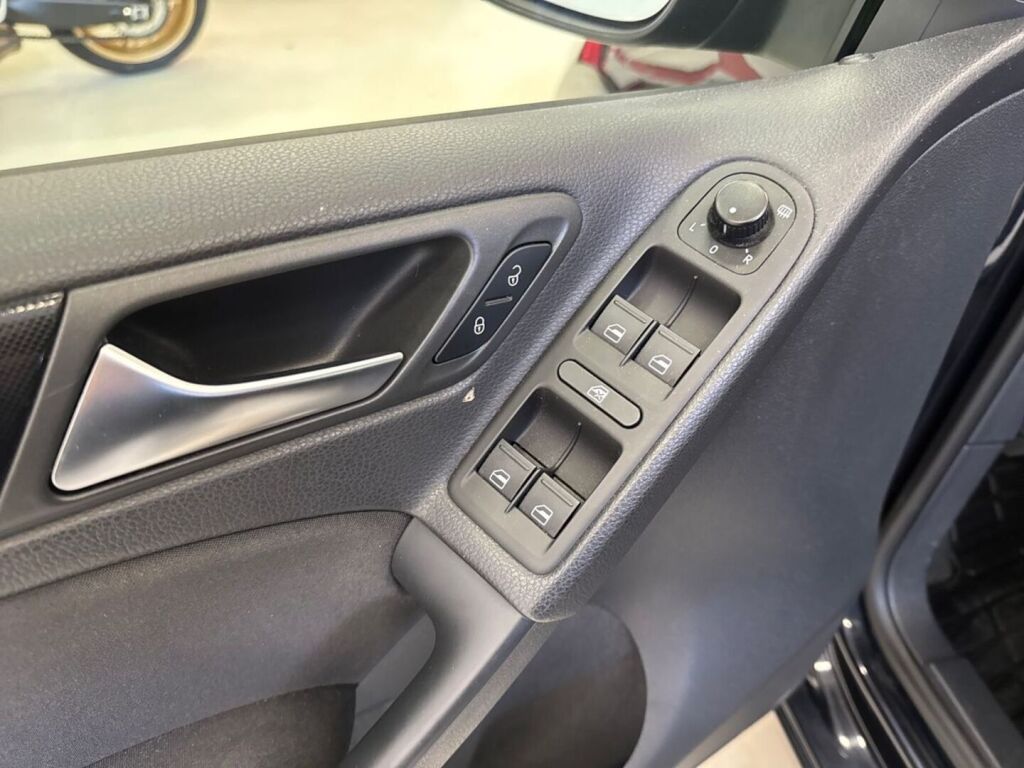 Volkswagen Golf 2011 Musta