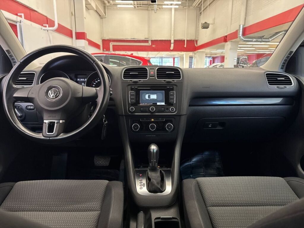 Volkswagen Golf 2011 Musta