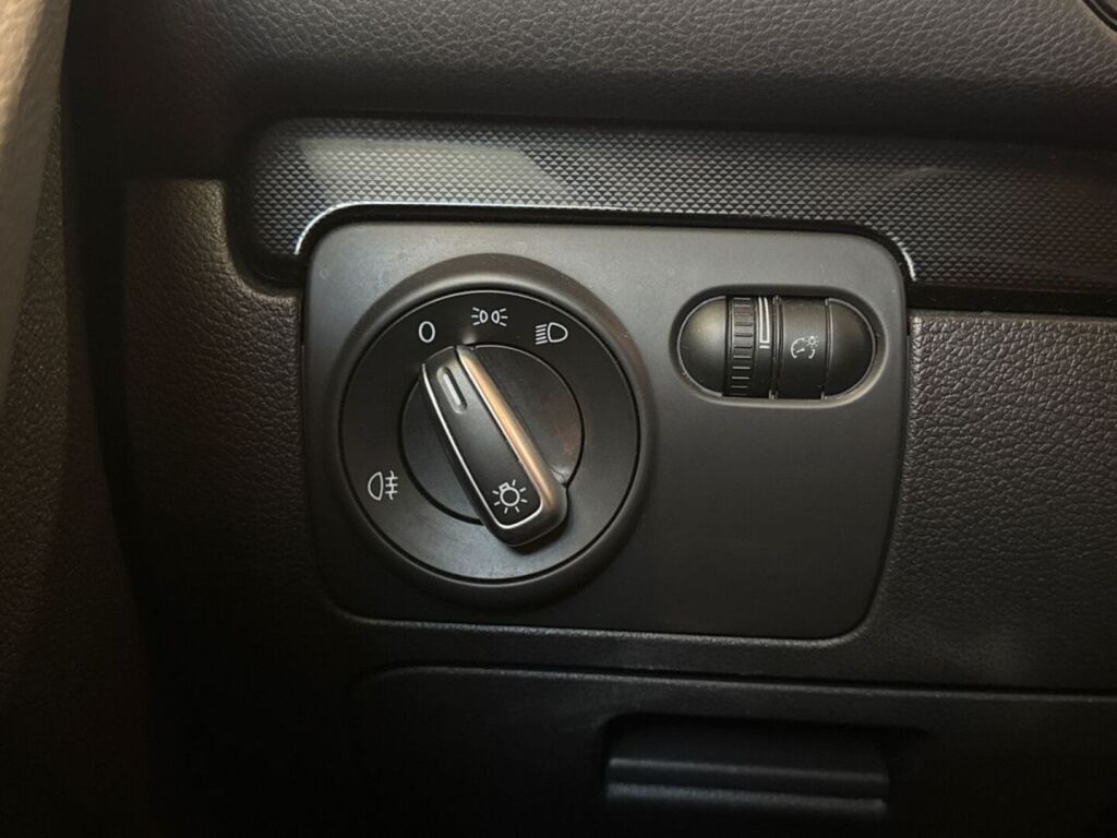 Volkswagen Golf 2011 Musta