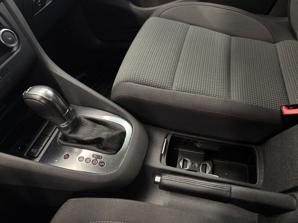 Volkswagen Golf 2011 Musta