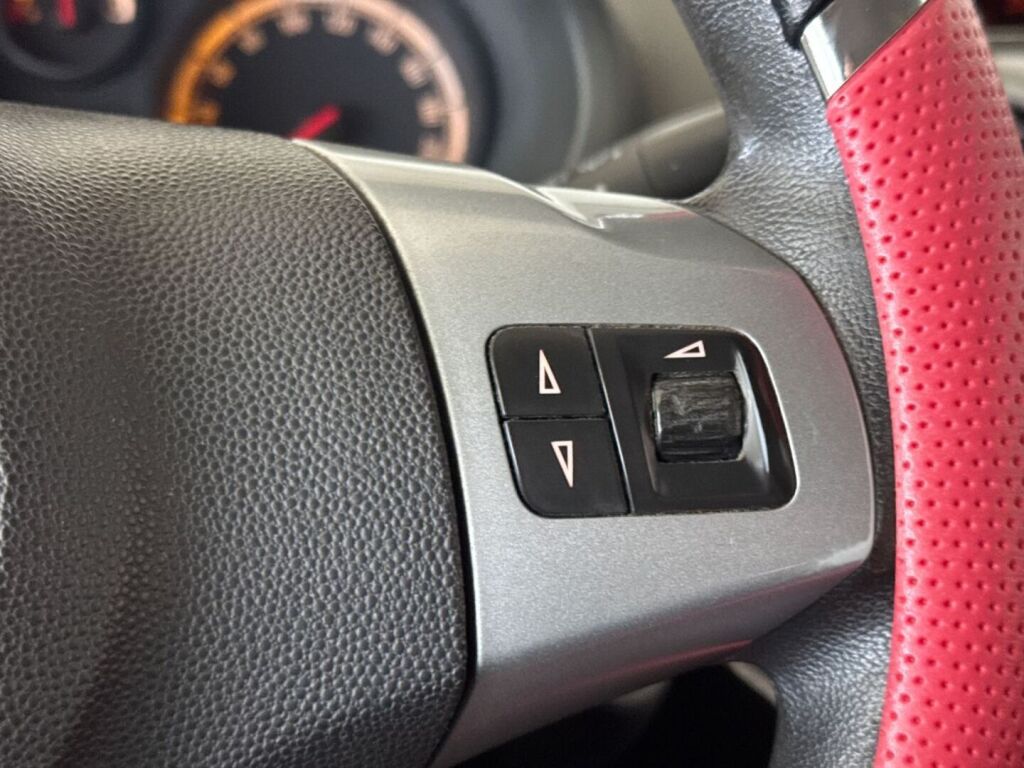 Opel Corsa 2011 Punainen