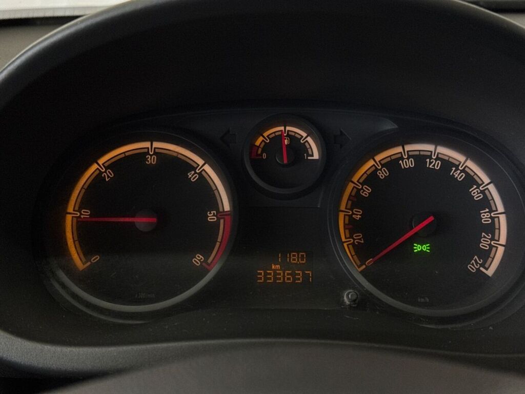 Opel Corsa 2011 Punainen